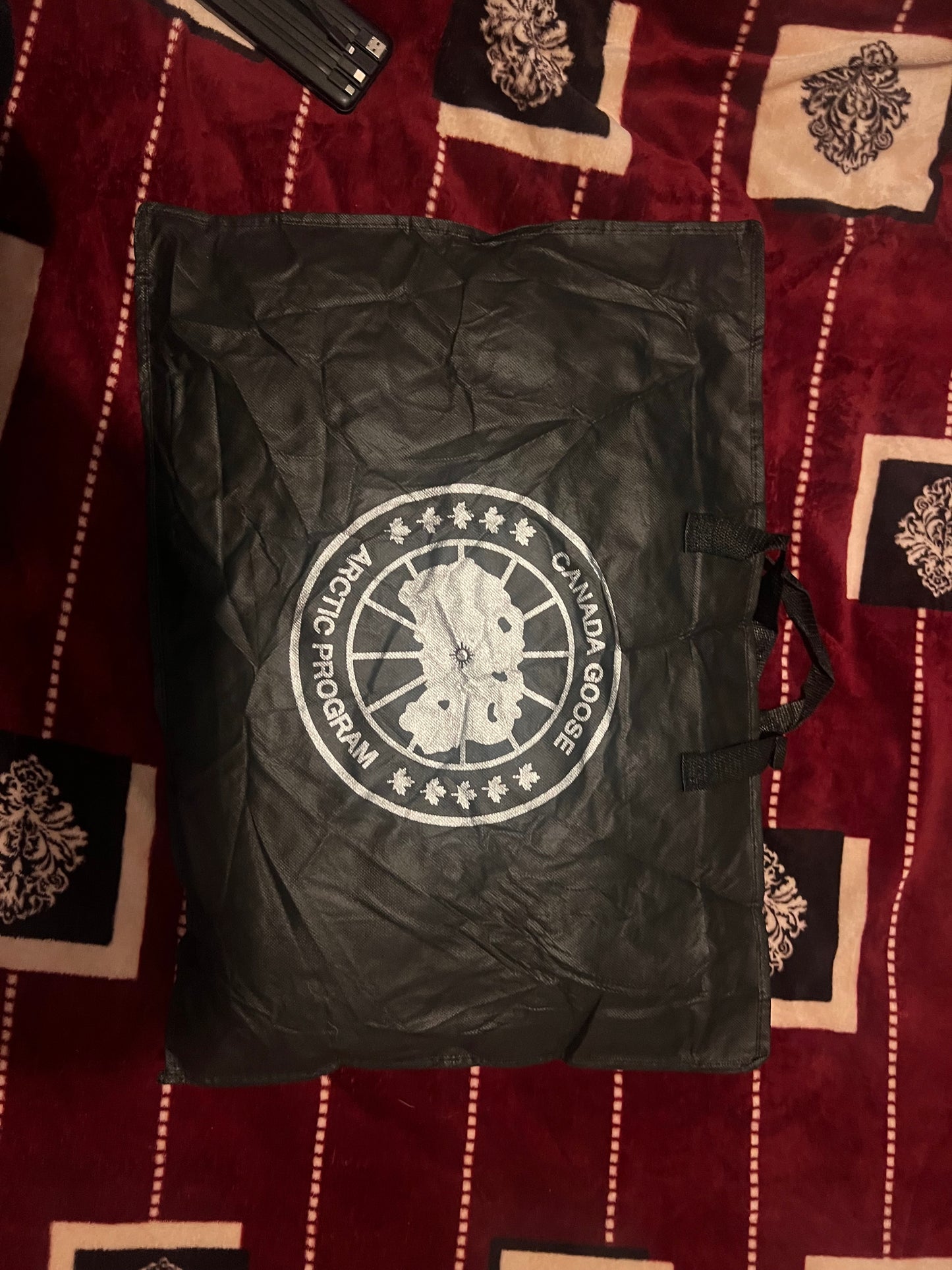 C Goose puffer red badge with fur