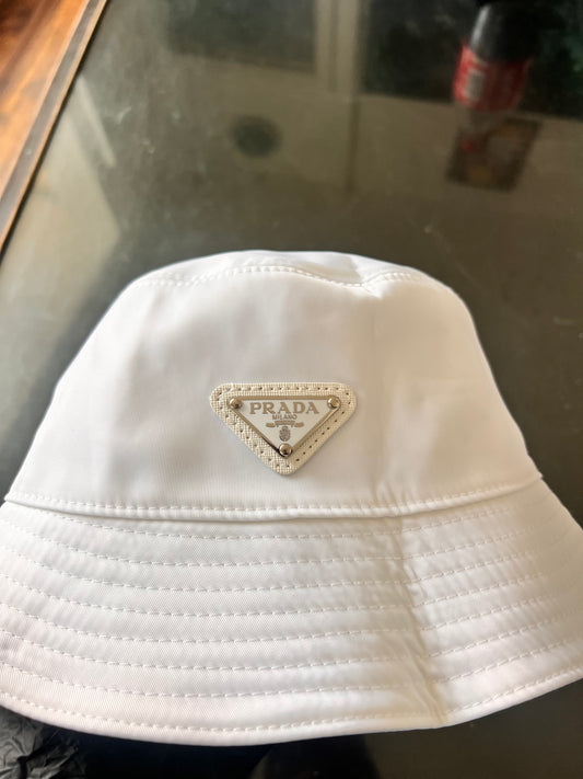 White P Buket Hat