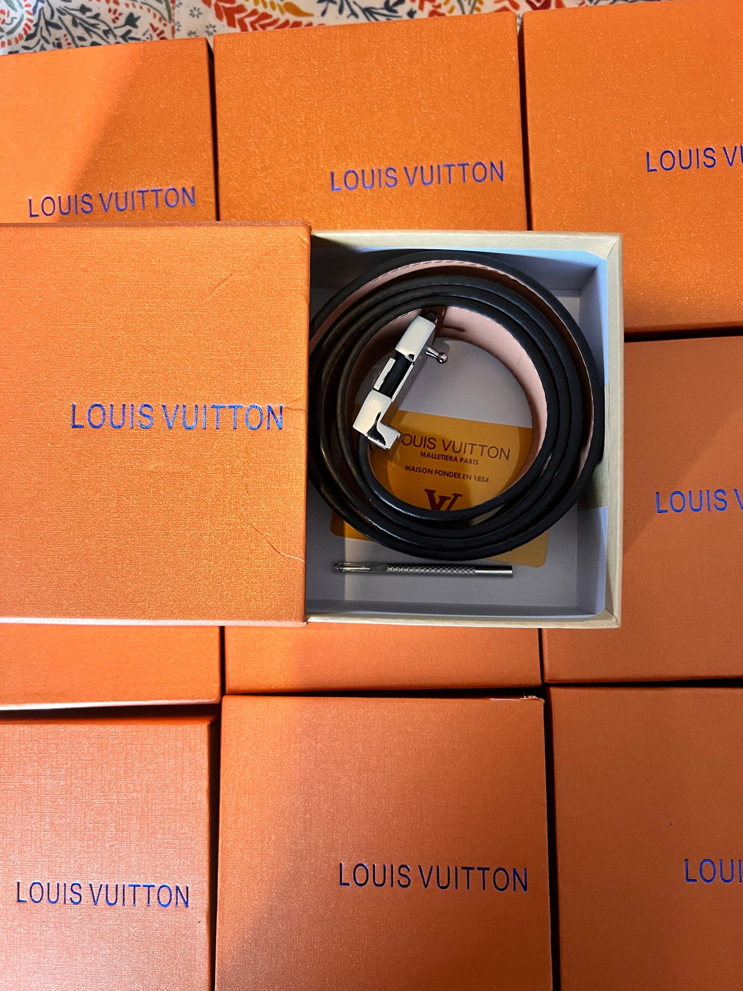 Silver buckle l belt with box